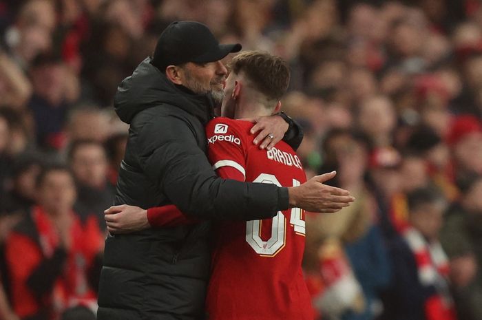 Juergen Klopp memeluk Conor Bradley dalam partai Liverpool vs Chelsea di final Piala Liga Inggris (25/2/2024). Klopp siap menerjunkan lagi skuad pelapis di Piala FA saat melawan Southampton.