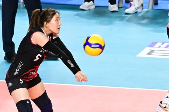 Libero senior Daejeon JungKwanJang Red Sparks, Noh Ran saat beraksi pada laga kedua putaran 6 Liga Voli Korea 2023-2024 saat melawan Gimcheon Korea Expressway Hi-Pass, Selasa (27/2/2024).