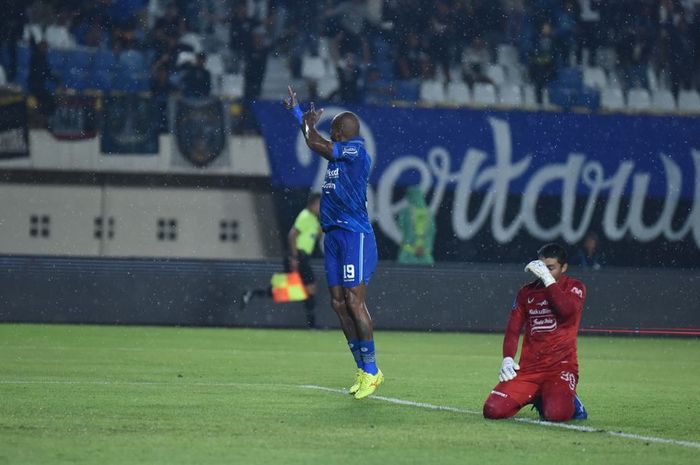 Penyerang Persib Bandung, David da Silva, melakukan selebrasi setelah mencetak gol ke gawang PSIS Semarang, Selasa (27/2/2024).