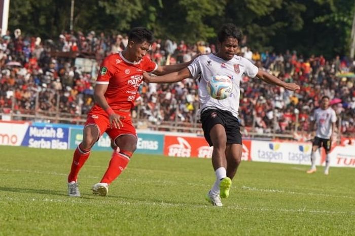 Pemain Malut United FC, Ilham Udin Armayn (kanan), dalam laga leg kedua semifinal Liga 2 melawan Semen Padang, Kamis (29/2/2024) di Stadion H. Agus Salim.