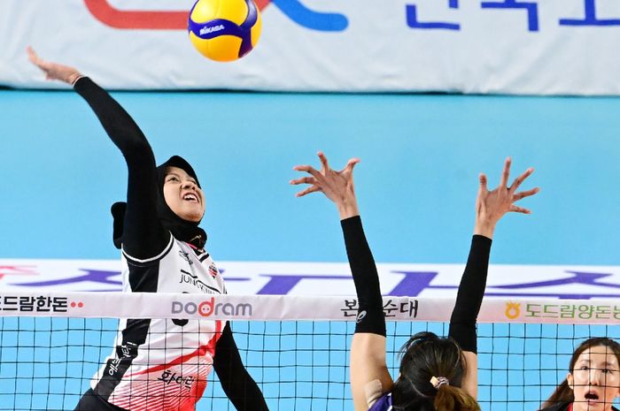 Opposite Indonesia, Megawati Hangestri Pertiwi sedang melepaskan spike pada lanjutan Liga Voli Korea 2023-2024