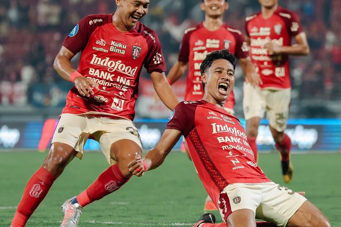 Selebrasi Andhika Wijaya usai mencetak gol kedua untuk Bali United dalam lanjutan pekan ke-26 Liga 1 2023/2024 jumpa Persis Solo