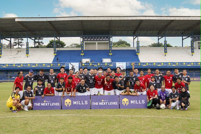 Dua pemain Persib Bandung Ciro Alves dan Marc Klok menggelar sesi meet and greet bersama fans