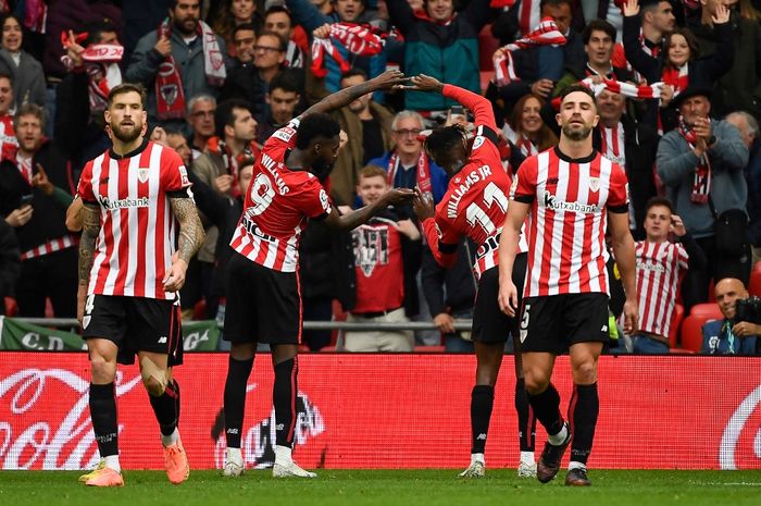 Inaki Williams dan Nico Williams merayakan golnya untuk Athletic Bilbao. Kakak-beradik ini meloloskan Bilbao ke final Copa del Rey usai kalahkan Atletico Madrid di San Mames (29/2/2024).