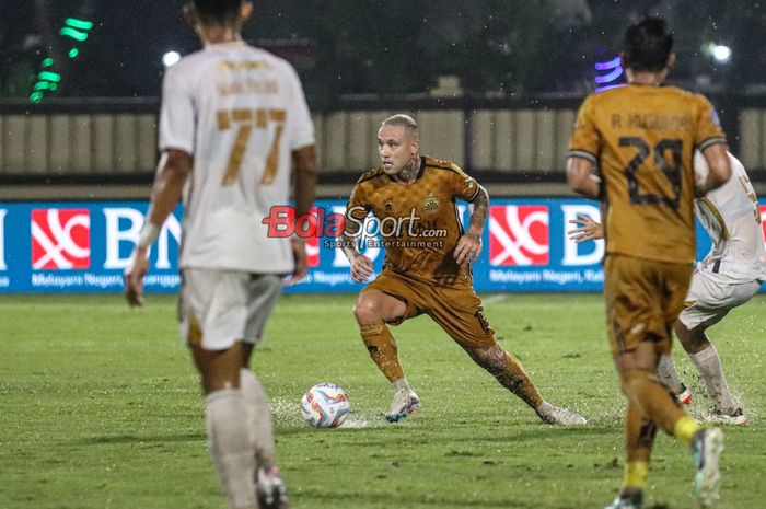 Radja Nainggolan (tengah) sedang menguasai bola dalam laga pekan ke-27 Liga 1 2023 antara Bhayangkara FC versus Madura United di Stadion PTIK, Blok M, Jakarta, Jumat (1/3/2024).