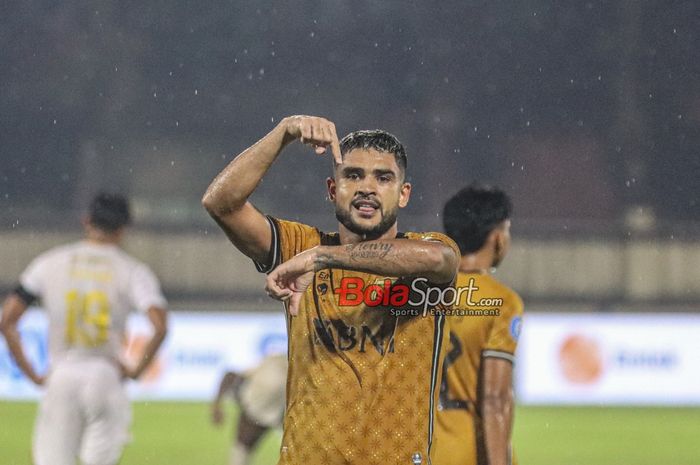 Jose Brandao sedang melakukan selebrasi seusai mencetak gol dalam laga pekan ke-27 Liga 1 2023 antara Bhayangkara FC versus Madura United di Stadion PTIK, Blok M, Jakarta, Jumat (1/3/2024).