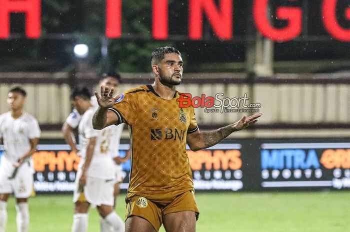 Jose Brandao sedang melakukan selebrasi seusai mencetak gol dalam laga pekan ke-27 Liga 1 2023 antara Bhayangkara FC versus Madura United di Stadion PTIK, Blok M, Jakarta, Jumat (1/3/2024).