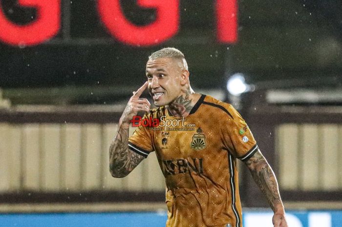 Pemain asing Bhayangkara FC, Radja Nainggolan sempat protes saat berlaga di Stadion PTIK, Blok M, Jakarta, Jumat (1/3/2024).