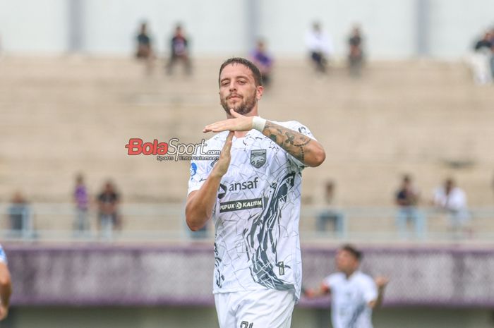 Felipe Cadenazzi sedang melakukan selebrasi seusai mencetak gol dalam laga pekan ke-27 Liga 1 2023 antara Persita Tangerang versus Borneo FC di Stadion Indomilk Arena, Tangerang, Banten, Sabtu (2/3/2024).