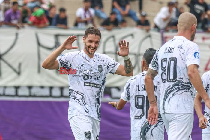 Felipe Cadenazzi (kiri) sedang melakukan selebrasi seusai mencetak gol dalam laga pekan ke-27 Liga 1 2023 antara Persita Tangerang versus Borneo FC di Stadion Indomilk Arena, Tangerang, Banten, Sabtu (2/3/2024).