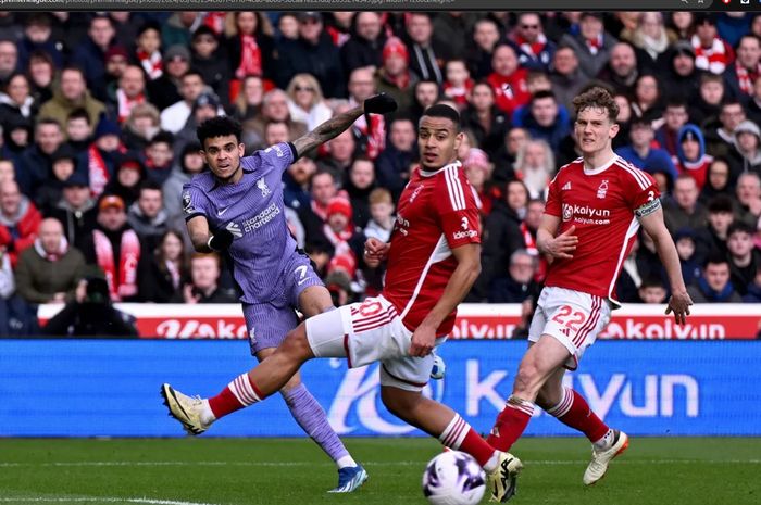 Aksi winger Liverpool, Luis Diaz, dalam laga melawan Nottingham Forest pada matchweek 27 Liga Inggris 2023-2024 di Stadion City Ground, Sabtu (2/3/2024).