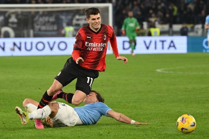 Christian Pulisic dijegal pemain Lazio dalam lanjutan Liga Italia 2023-2024.