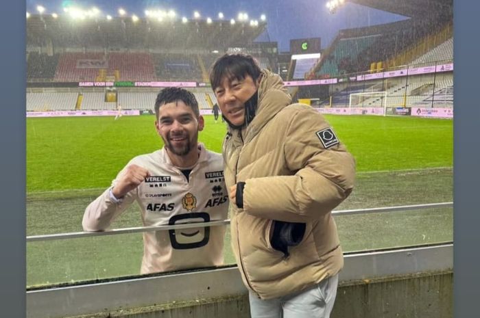 Bek timnas Indonesia Sandy Walsh (kiri) saat menyambut bahagia kunjungan dari pelatih Shin Tae-yong di Belgia.