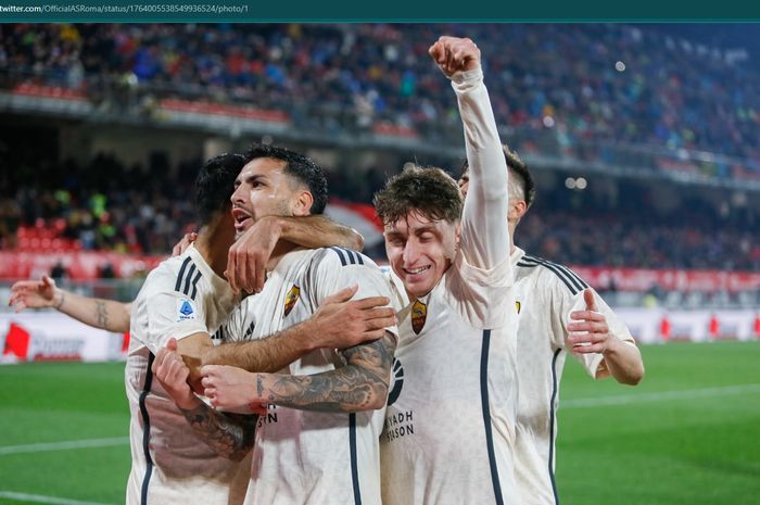 Para pemain AS Roma berselebrasi merayakan gol kemenangan ke gawang Monza pada pekan ke-27 Liga Italia 2023-2024.