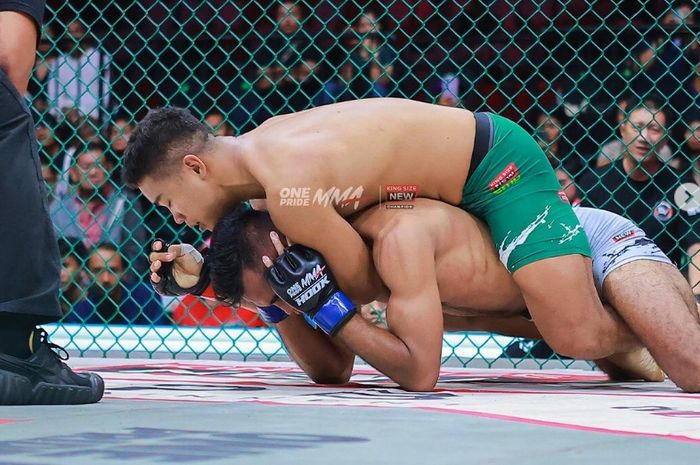 Juara kelas welter, Windri Patilima, mempertahankan gelarnya setelah mengalahkan Muhammad Sandi Pramana dengan kuncian pada ronde 1 di ajang One Pride MMA 77 King Size New Champion, Sabtu (2/3/2024) di Jakarta.