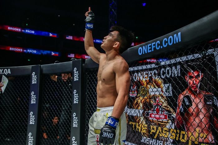 Joshua Pacio kembali menjadi  juara kelas jerami MMA ONE Championship setelah Jarred Brooks didiskualifikasi lewat serangan ilegal di ONE 166: Qatar (1/3/2024). 