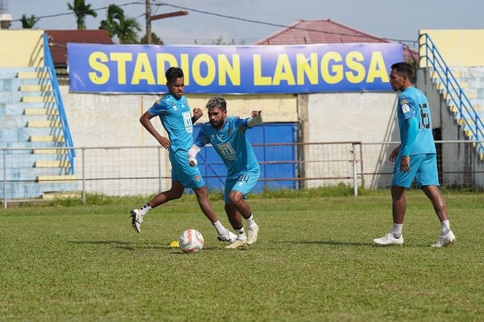 Pemain Malut United FC dalam latihan resmi jelang laga play-off promosi Liga 2 melawan tuan rumah Persiraja Banda Aceh di Stadion Langsa, Senin (4/3/2024). 