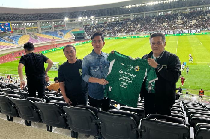 Presiden PSS Sleman, Gusti Randa (kanan) saat menyerahkan jersey kepada Wali Kota Surakarta, Gibran Rakabuming Raka pada laga pekan ke-27 lawan Persita Tangerang di Stadion Manahan, Solo