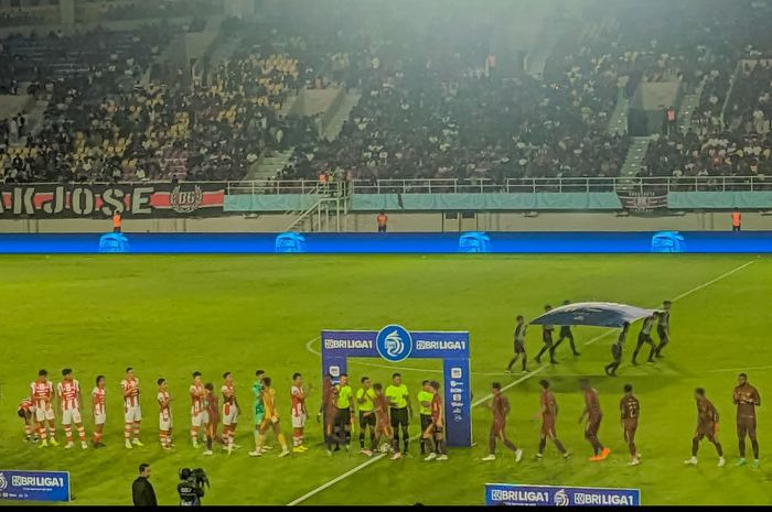 Suasana pertandingan Persis Vs PSM pada laga pekan ke-27 Liga 1 2023-2024 di Stadion Manahan, Surakarta, Senin (4/3/2024).