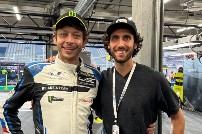 Alex Rins mengunjungi Valentino Rossi di sela-sela seri balap Qatar 1812km dari WEC 2024 di Sirkuit Lusail, Doha, Qatar, 1 Maret 2024. 