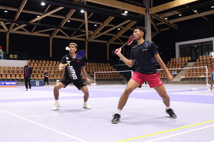 Muhammad Shohibul Fikri/Fajar Alfian berlatih jelang French Open 2024 di pusat olahraga Chambly Maville, Prancis, Minggu (3/3/2024). 