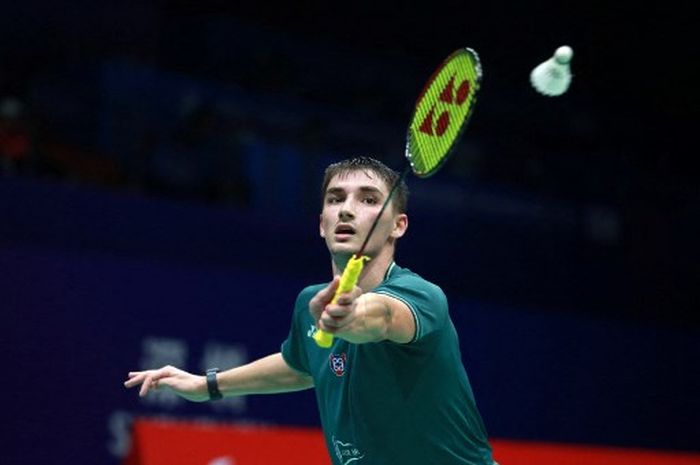 Pebulu tangkis tunggal putra Prancis, Christo Popov, pada perempat final China Masters 2023 di Shenzhen, China, 24 November 2023.