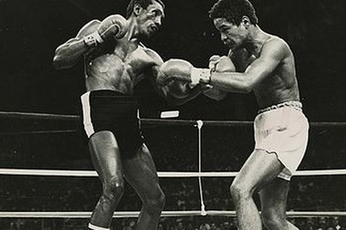 Mengalahkan Antonio Cervantes pada 6 Maret 1976, Wilfred Benitez (kanan) menjadi juara dunia tinju termuda sepanjang sejarah.