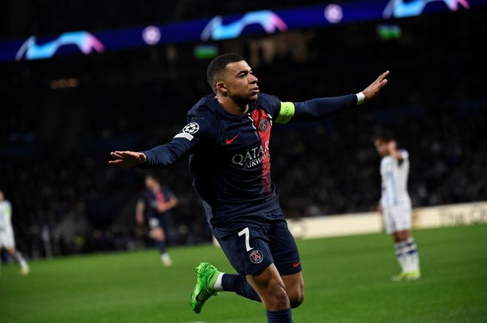 Kylian Mbappe merayakan golnya untuk PSG ke gawang Real Sociedad sampai bikin jala gawang rusak dalam partai Liga Champions di Anoeta (5/3/2024).