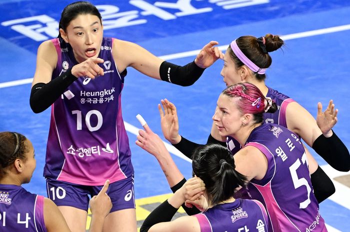 Legenda voli Korea Selatan, Kim Yeon-koun saat melakukan tos bersama Incheon Heungkuk Life Insurance Pink Spiders pada laga melawan Hwaseong IBK Altos di Hwaseong Indoor Arena, Hwaseong, Korea Selatan, Selasa (5/3/2024).