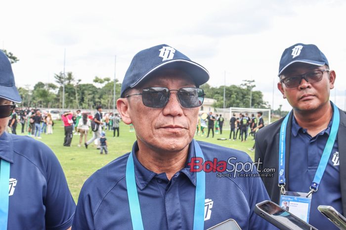 Direktur Utama PT LIB (Liga Indonesia Baru), Ferry Paulus (tengah), sedang memberikan keterangan kepada awak media di Garudayaksa Football Academy, Cileungsi, Jawa Barat, Rabu (6/3/2024).