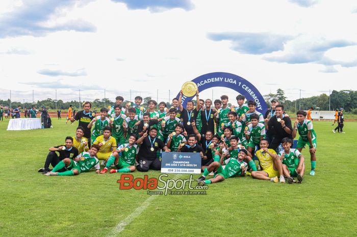 PSS Sleman U-18 sedang berfoto bersama dengan trofi EPA (Elite Pro Academy) U-18 2023 di Garudayaksa Football Academy, Cileungsi, Jawa Barat, Rabu (6/3/2024).