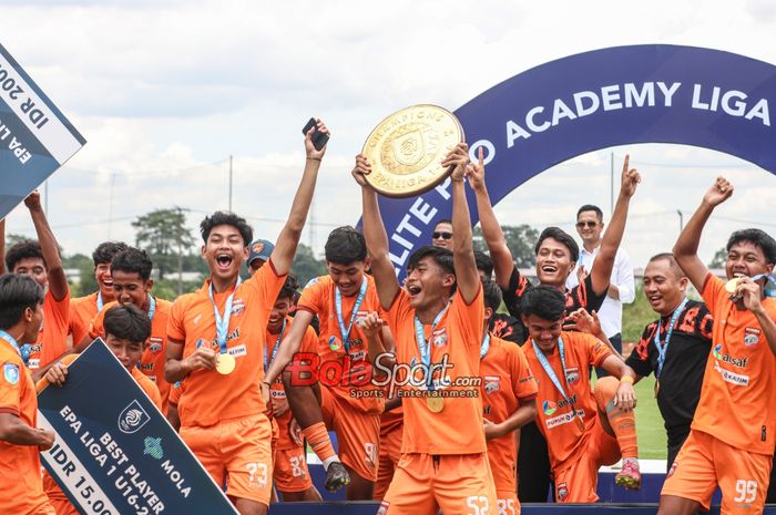 Borneo FC U-16 sedang merayakan gelar juara EPA (Elite Pro Academy) U-16 2023 di Garudayaksa Football Academy, Cileungsi, Jawa Barat, Rabu (6/3/2024).