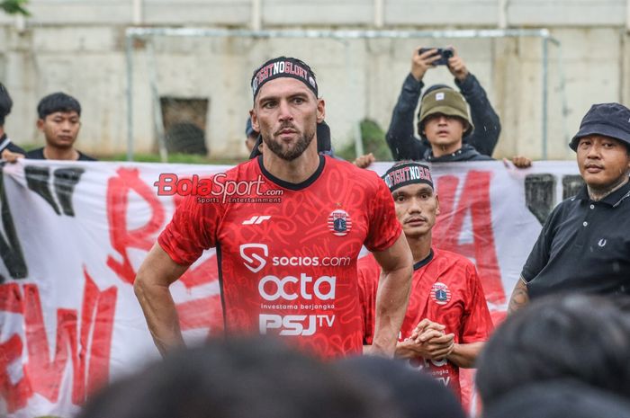 Dua pemain Persija Jakarta, Marko Simic (kiri) dan Riko Simanjuntak (kanan), mengenakan ikat kepala spesial pemberian dari suporternya yakni The Jakmania sebagai bentuk semangat saat latihan di Lapangan Nirwana Park, Sawangan, Jawa Barat, Rabu (6/3/2024).