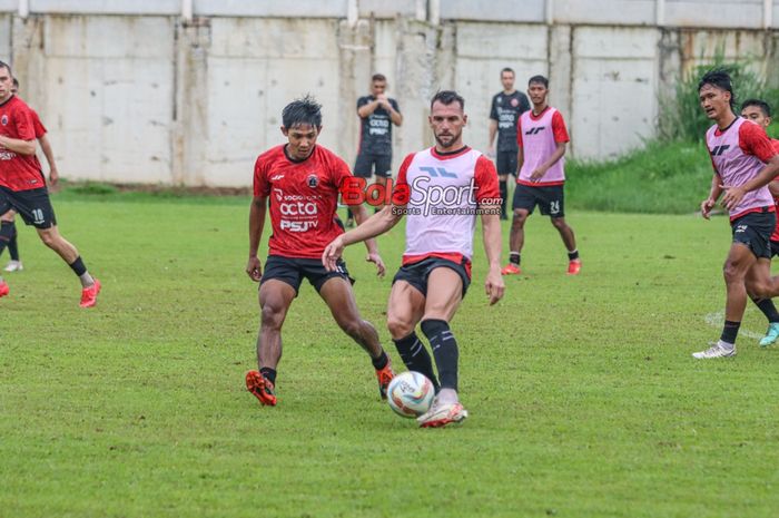 Marko Simic (kanan) sedang menguasai bola dan dibayangi Firza Andika (kiri) dalam sesi latihan bersama Persija Jakarta di Lapangan Nirwana Park, Sawangan, Jawa Barat, Rabu (6/3/2024).