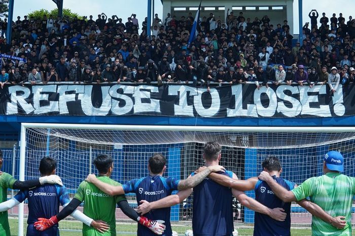 Bobotoh memberikan dukungan langsung di sesi latihan Persib Bandung, Rabu (6/3/2024).