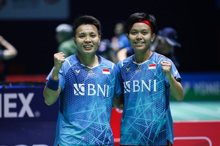 Pasangan ganda putri Indonesia, Apriyani Rahayu/Siti Fadia Silva Ramadhanti, berpose setelah memastikan diri lolos ke babak kedua French Open 2024 di Adidas Arena, Selasa (5/3/2024).