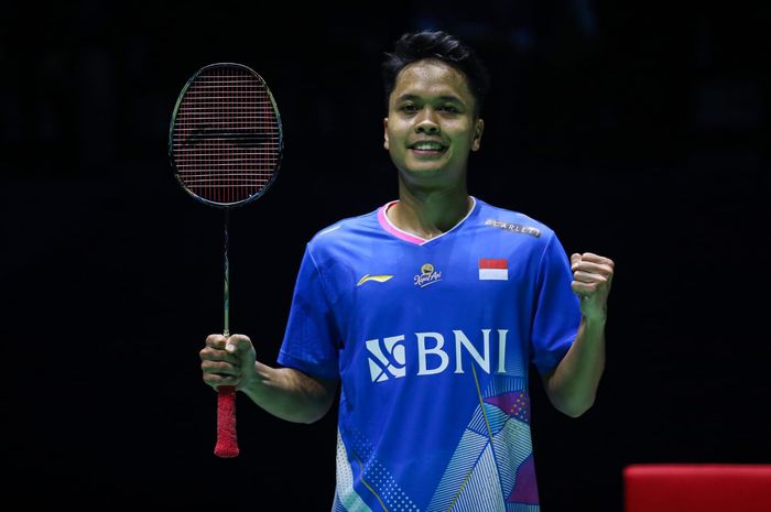 Pebulu tangkis tunggal putrA Indonesia, Anthony Sinisuka Ginting, berpose setelah memastikan diri lolos ke babak kedua French Open 2024 di Adidas Arena, Selasa (5/3/2024).