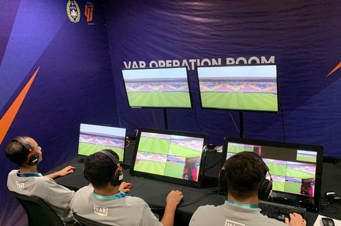 VAR Operation Room saat digunakan di Stadion Manahan Solo, Jawa Tengah, Kamis (7/3/2024).