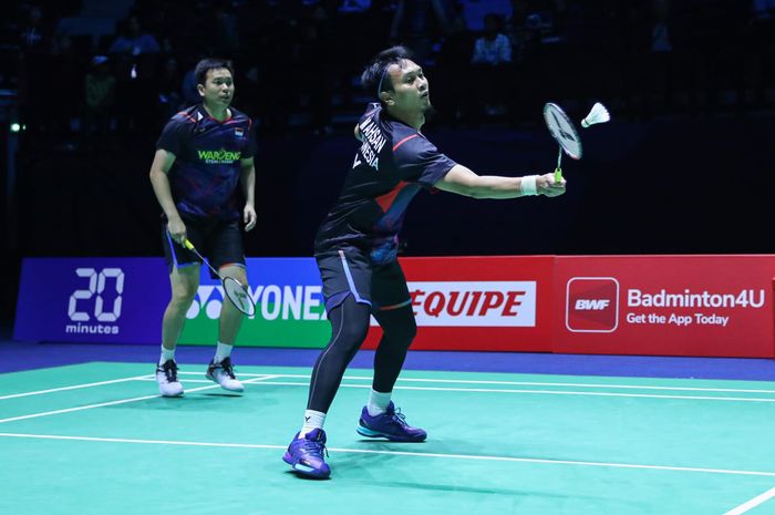 Aksi ganda putra Indonesia, Mohammad Ahsan/Hendra Setiawan, saat tampil pada babak pertama French Open 2024 di Paris, Prancis, 6 Maret 2024.