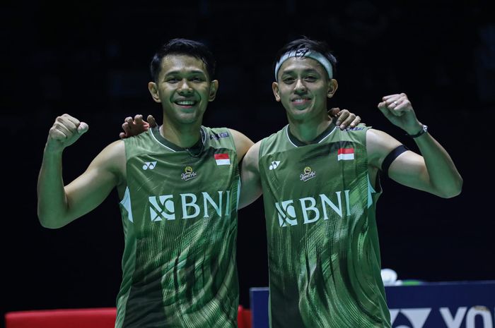 Ganda putra Indonesia, Fajar Alfian/Muhammad Rian Ardianto, berpose usai menuntaskan babak pertama French Open 2024, Rabu, 6 Maret 2024