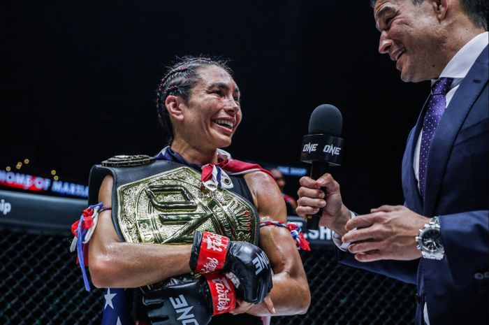 Juara kelas atom kickboxing ONE Championship, Janet Todd.