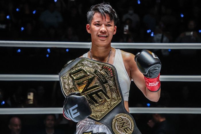 Pemegang sabuk interim kelas atom kickboxing ONE Championship, Phetjeeja. 