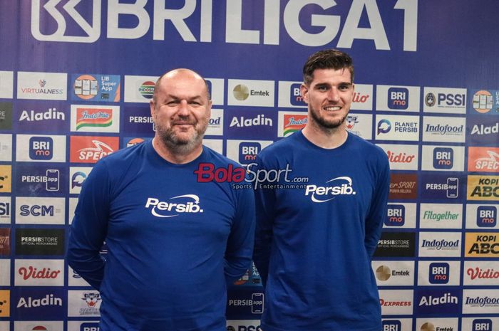 Pelatih Persib Bandung, Bojan Hodak (kiri) memberi tanggapan soal pemain asing yang hengkang dari Persib.