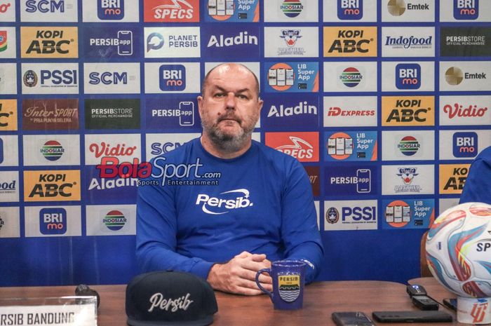 Pelatih Persib Bandung, Bojan Hodak, sedang memberikan keterangan kepada awak media di Graha Persib, Bandung, Jawa Barat, Jumat (8/3/2024).