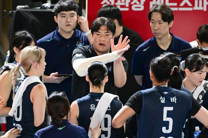 Pelatih GS Caltex Seoul KIXX, Cha Sang-hyun, memberikan arahan terhadap anak asuhnya saat menghadapi Daejeon JungKwanJang Red Sparks pada lanjutan Liga Voli Korea, Kamis 7 Maret 2024