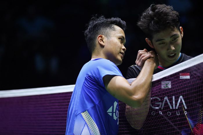 Tunggal putra Indonesia, Anthony Sinisuka Ginting, bersalaman dengan Loh Kean Yew (Singapura) pada babak kedua French Open 2024, Kamis, 7 Maret 2024