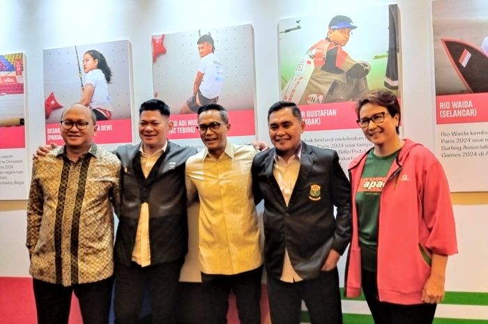 Dari kiri ke kanan, Rosan Roeslani (Ketua Umum PB PABBSI), Raja Sapta Oktohari (Ketua Umum NOC Indonesia), Anindya Bakrie (Ketua Umum PB Aquatic dan CdM Indonesia untuk Olimpiade Paris 2024,  Muhammad Fadil Imran (Sekretaris Jenderal PP PBSI), dan Yuni Kartika (Humas Tim Ad Hoc Olimpiade Paris 2024) seusai dialog olahraga menjaga Merah Putih di Hotel Fairmont, Senayan, Jakarta, Jumat (8/3/2024).