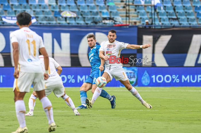 Marko Simic (kanan) sedang berebut bola dengan Nick Kuipers (kiri) dalam laga pekan ke-28 Liga 1 2023 antara Persija Jakarta versus Persib Bandung di Stadion Si Jalak Harupat, Bandung, Jawa Barat, Sabtu (9/3/2024) siang.