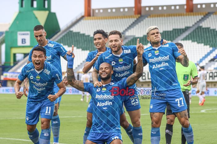 David Da Silva (tengah) sedang merayakan golnya bersama Dedi Kusnandar, Ryan Kurnia, Marc Klok, dan Ciro Alves dalam laga pekan ke-28 Liga 1 2023 antara Persija Jakarta versus Persib Bandung di Stadion Si Jalak Harupat, Bandung, Jawa Barat, Sabtu (9/3/2024) siang.