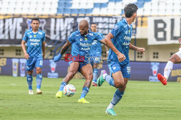 David Da Silva sedang menendang bola dalam laga pekan ke-28 Liga 1 2023 antara Persija Jakarta versus Persib Bandung di Stadion Si Jalak Harupat, Bandung, Jawa Barat, Sabtu (9/3/2024) siang.